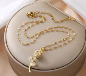 ✨GORGEOUS ROSE NECKLACE✨