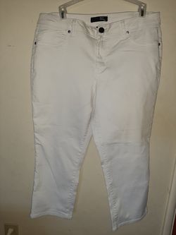 Brand name 1822/DENIM! Stretchy Soft White Denim Capri Pants! Women's Size 16 *Never worn* but no Tags!