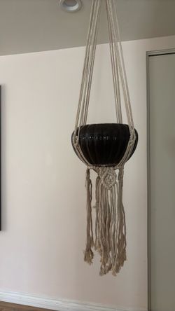 Macramé plant holder with pot