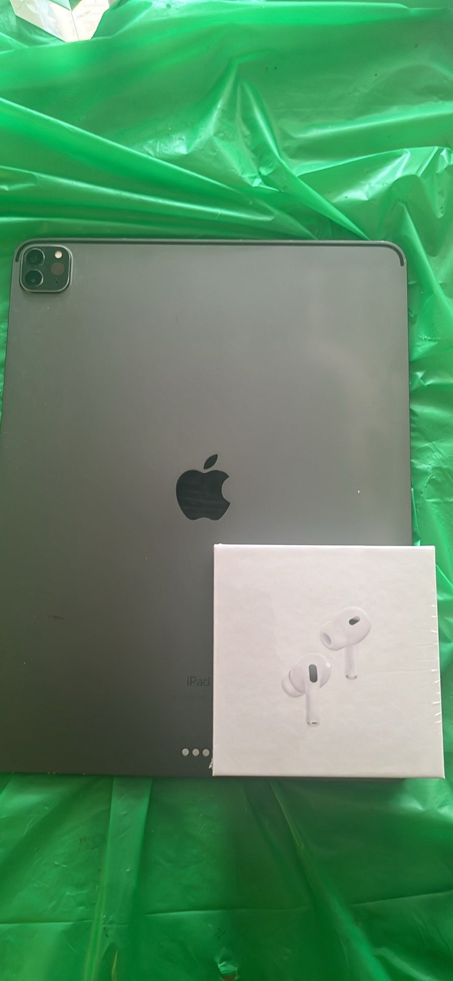 iPad Pro 4th Generation 12.9 Inches M3 128 GB / AirPod Pros 2nd Generation