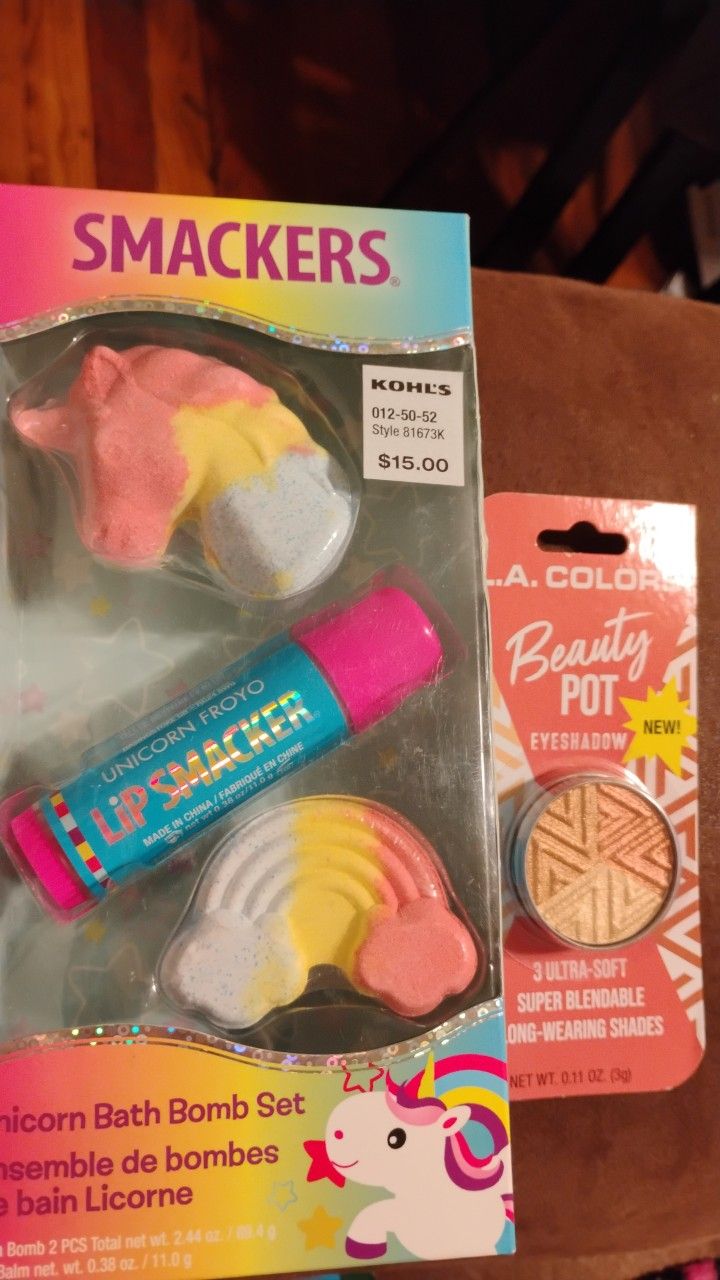 NEW NUEVOS 1 set of 3 pieces 2 bath bombs, one lip balm. Eyeshadow. $10 each $10 Cada Uno