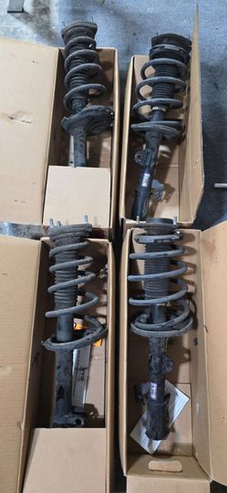 Free set of factory struts from 2010 Toyota Higlander Hybrid
