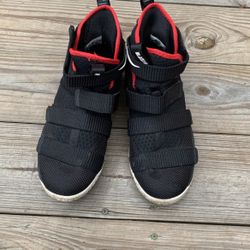 Nike Lebron James 6.5 Youth Shoes