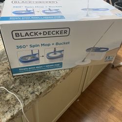 Black and Decker 360 Degree Spin Mop and Bucket. New!
