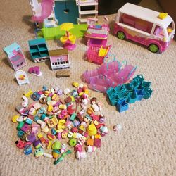 Shopkins play set including many shopkins!