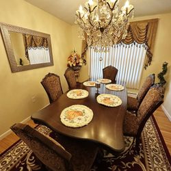 Elegant 7-Piece Expandable Dining Room Set – Excellent Condition