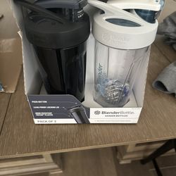 Blender Bottles New 2 pack! Strada style locking lids! 28 Oz Each
