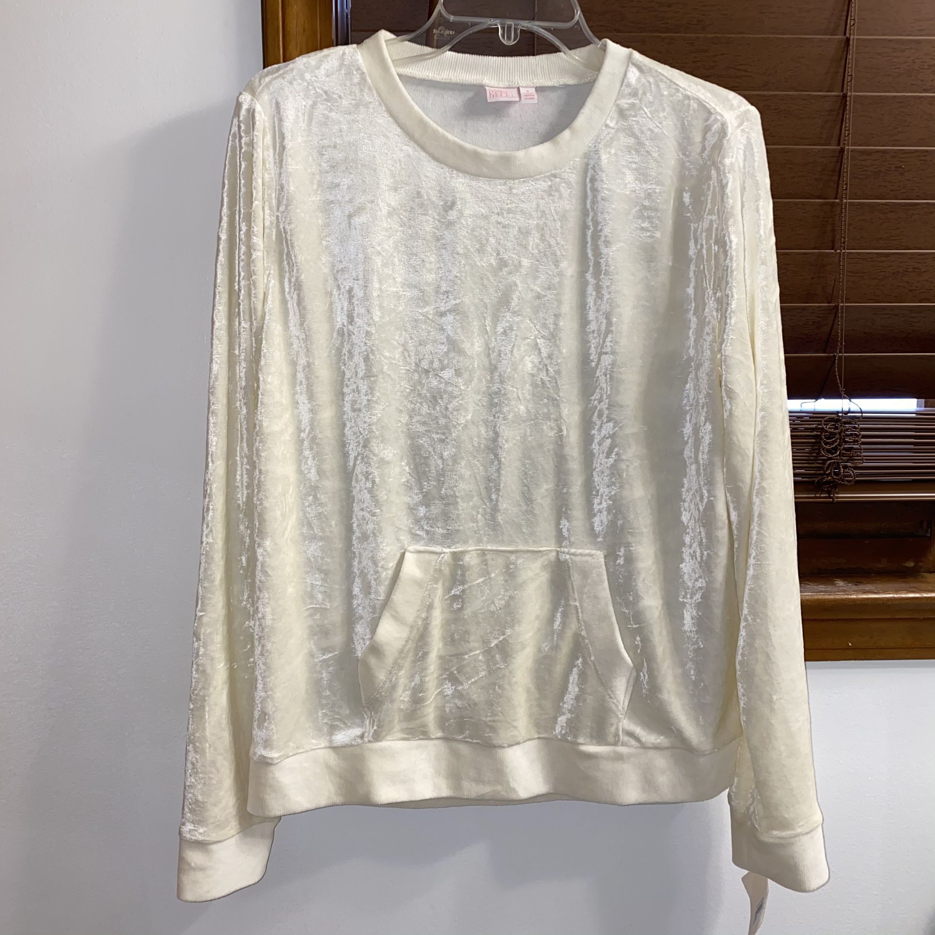 NWT $39 Make + Model Ivory Velour Sweatshirt M