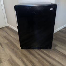 Summit appliance 5.1 cu. ft. Mini Refrigerator with Freezer in Black