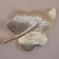 Vintage Gold Tone Leaf Pin