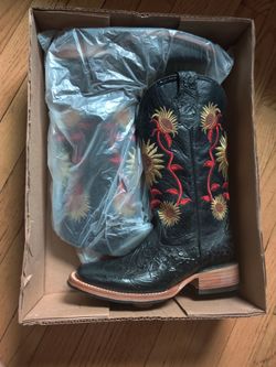 Women's black cowgirl boots