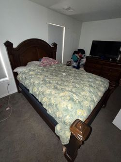Dark Wood Queen Bedroom  Set
