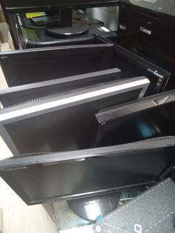 Lot 6 VGA monitors with video and power cables
