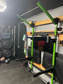 Low profile squat/bench rack. With Pull Up bar, J-Cups and spotter arms
