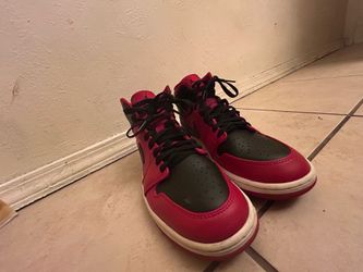 Air Jordan 1 Mid Reverse Bred