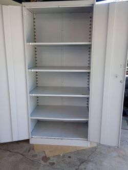 Solid metal storage cabinet no key no latch