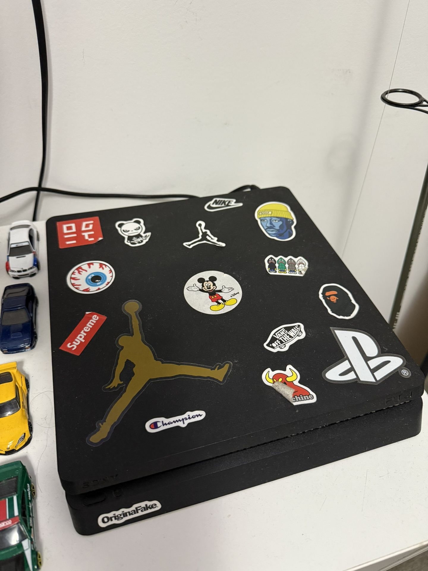 Ps4 slim with 5 controllers and FREE Ps3