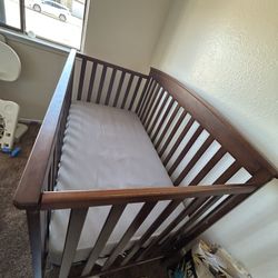 baby crib with extra sheets