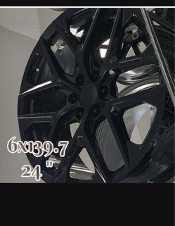 Nothing looks cleaner than a fresh set of 24s! 🛞🔥 ​⚡ Size: 24" 💥 Bolt Pattern: 6x139.7 🛻 Fits: Chevy Silverado/Tahoe, GMC Sierra/Yukon, Cadillac E