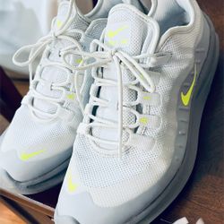 Nike Shoes For Women’s Sizes 9 new condition 