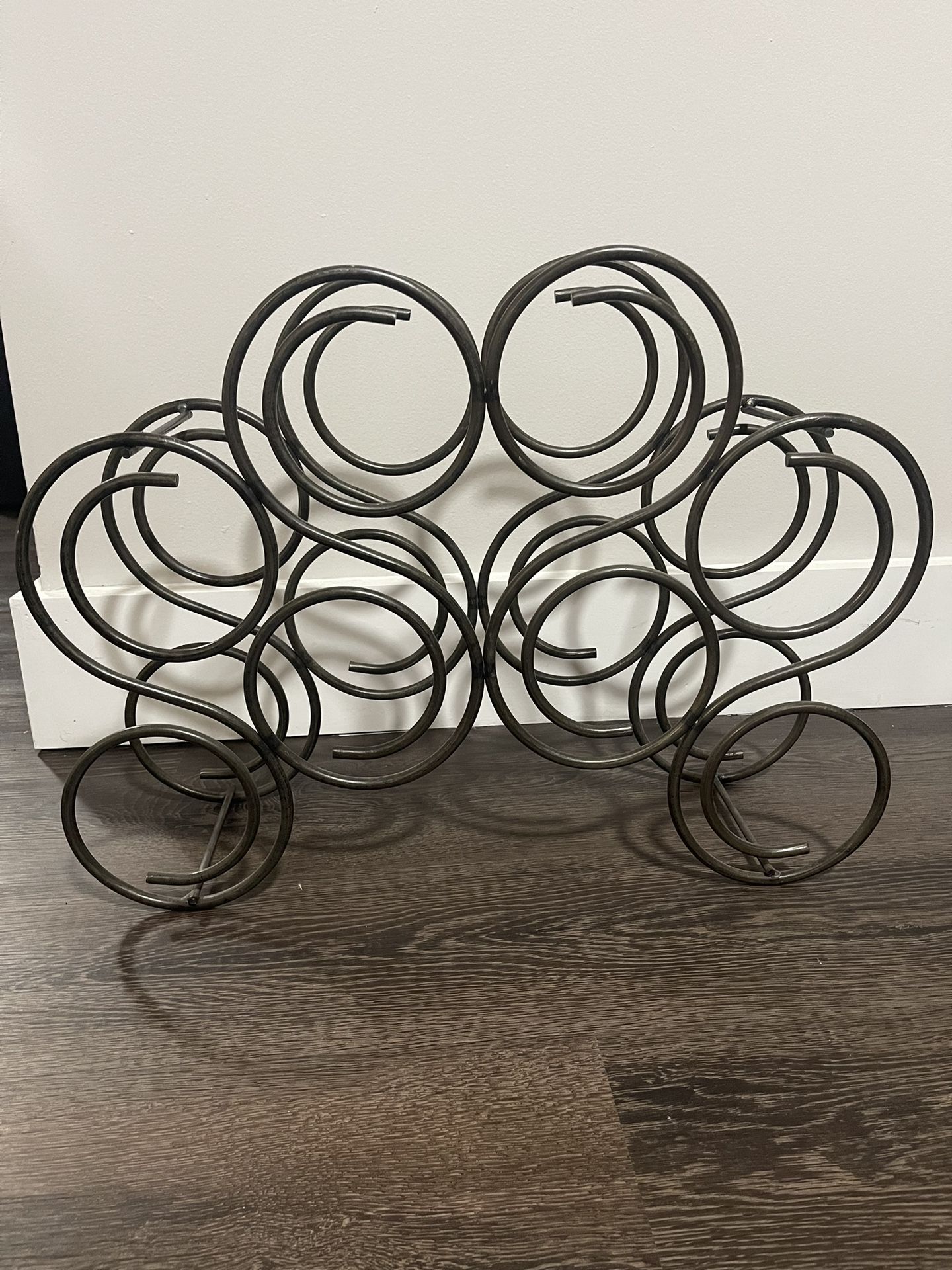 Vintage Swirl Wrought Iron 8 Wine Bottle Rack, Dark Grey.