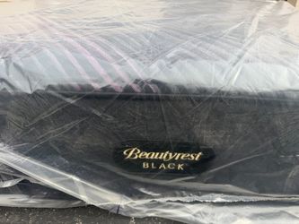 Queen Simmons Beautyrest Black Plush Mattress 