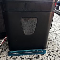 PREOWNED: STAPLES 8-Sheet Cross Cut Shredder