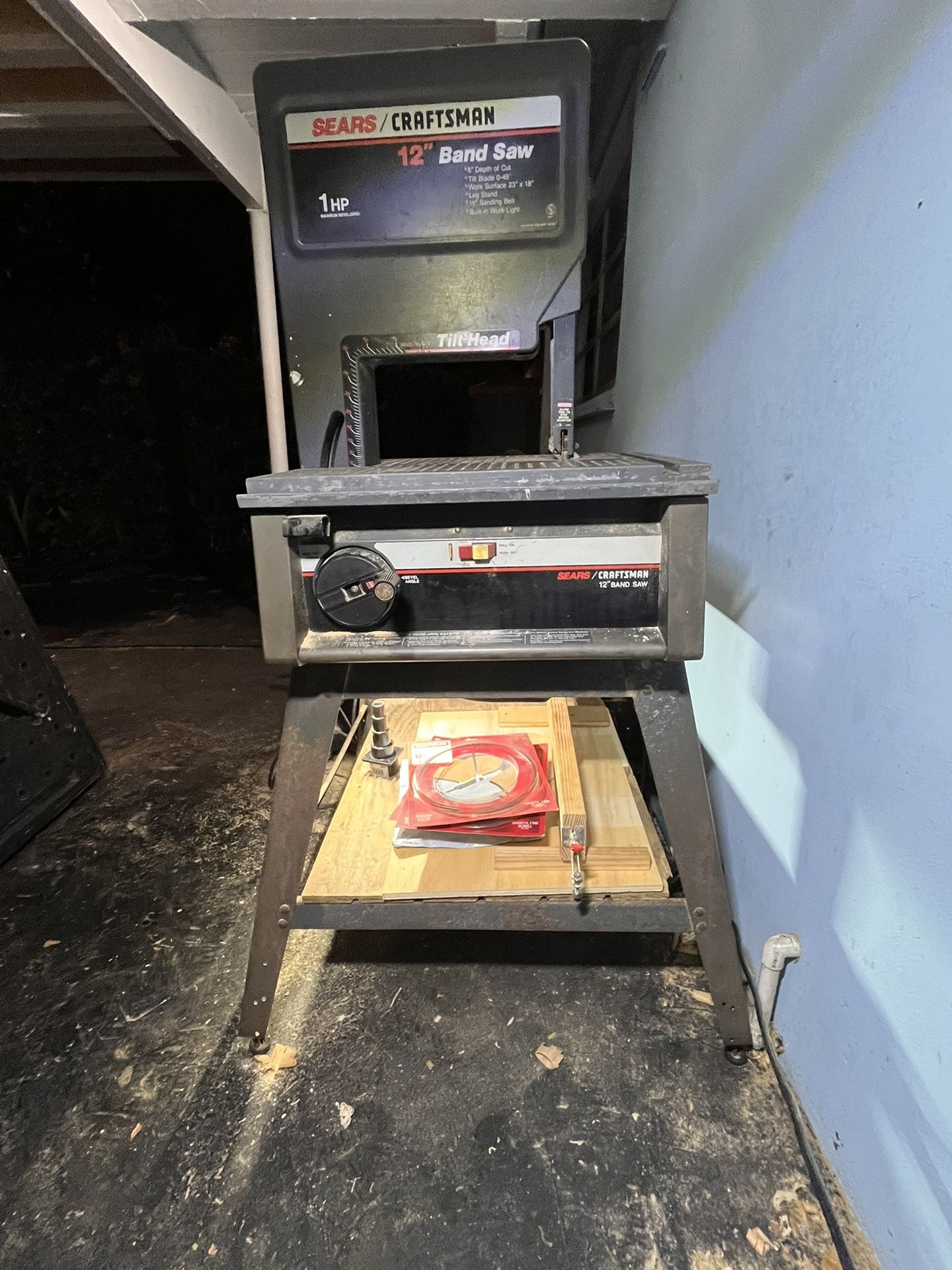 Sears Craftsman Bandsaw with blades and accessories