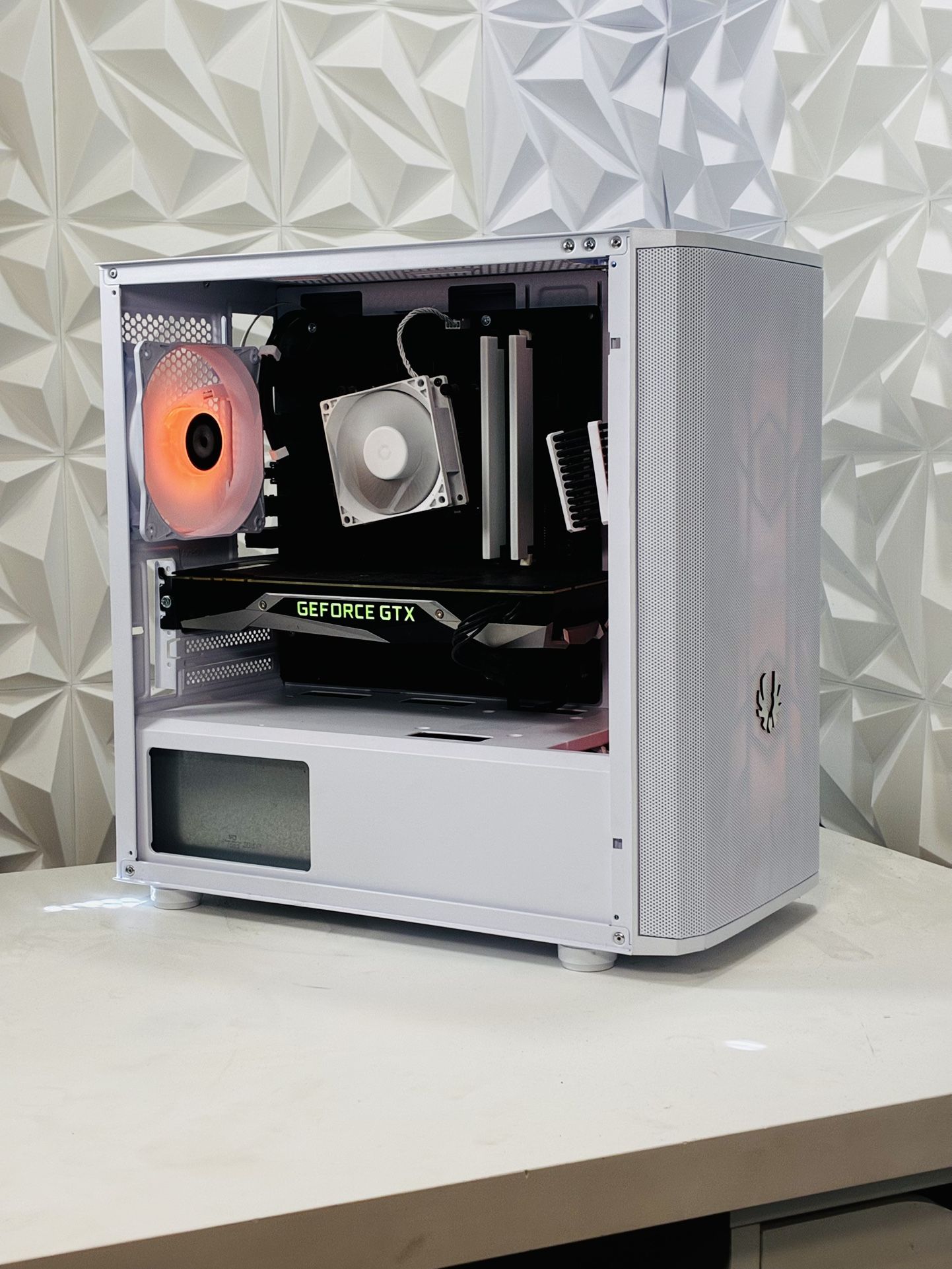 White Gaming PC