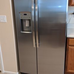 GE Refrigerator Model GZS22DSJCFSS 