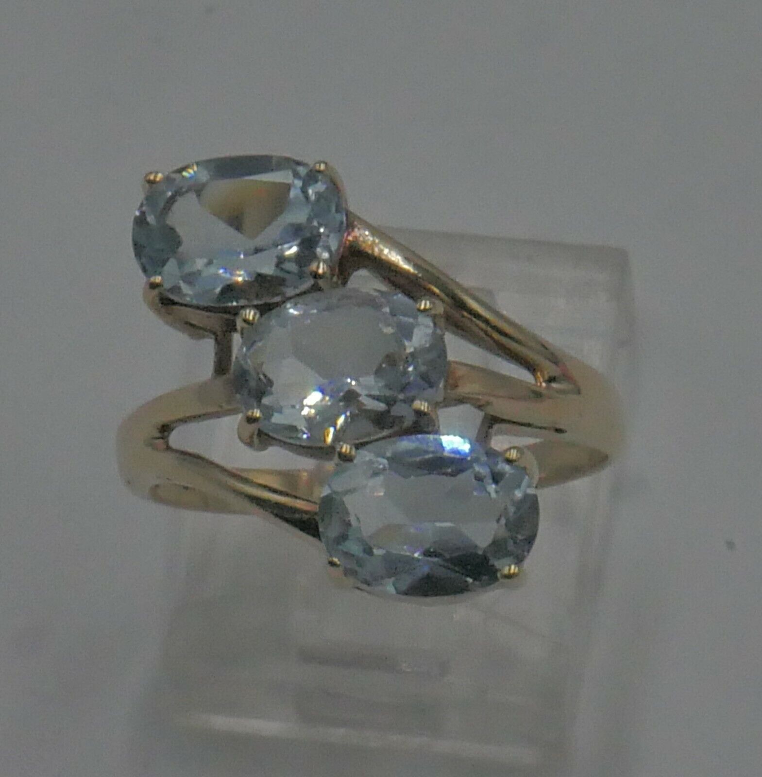 10KT YELLOW GOLD RING 3.5 GRAMS SIZE 7 WITH 3 LIGHT BLUE STONES MINT .867957-1.