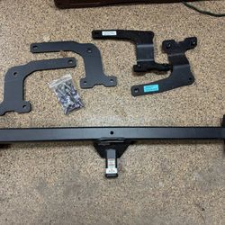 1 ¼" Tow Hitch Receiver — removed from 2024 Toyota RAV4 , good from 19-25 , Toyota brand, new condition 