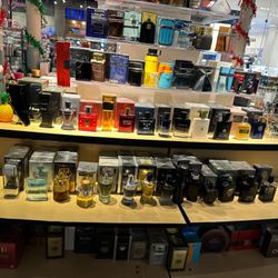 🙂Gran variedad de perfumes para hombre y mujer 😄 Rico y duradero aroma 🎁 calidad 🎁   🤩🤩$10 cada uno   O 😃 3x$20   🤩🤩también vendemos por mayo