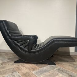 Unique, Mid-Century Modern 1960’s Vintage Contour Lounge Chair / Rocker