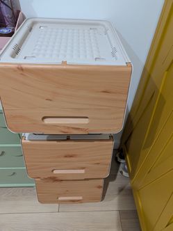 Stackable storage container
