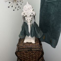 Like New Vintage Distressed Look White Metal HomeGoods Hand Towel Holder