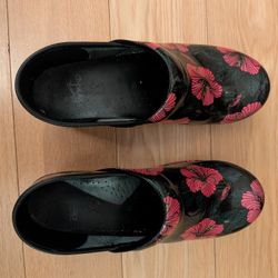 DANSKO Clogs with GINGKO pattern in black & pink Patent Leather - Excellent / lightly used - Size 39 (8.5) 