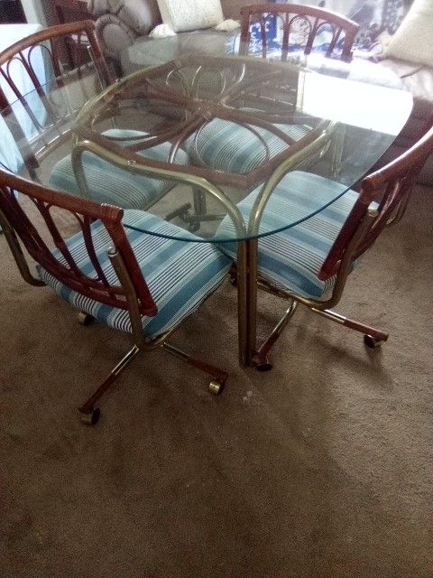 KITCHEN TABLE WITH 4 CHAIRS