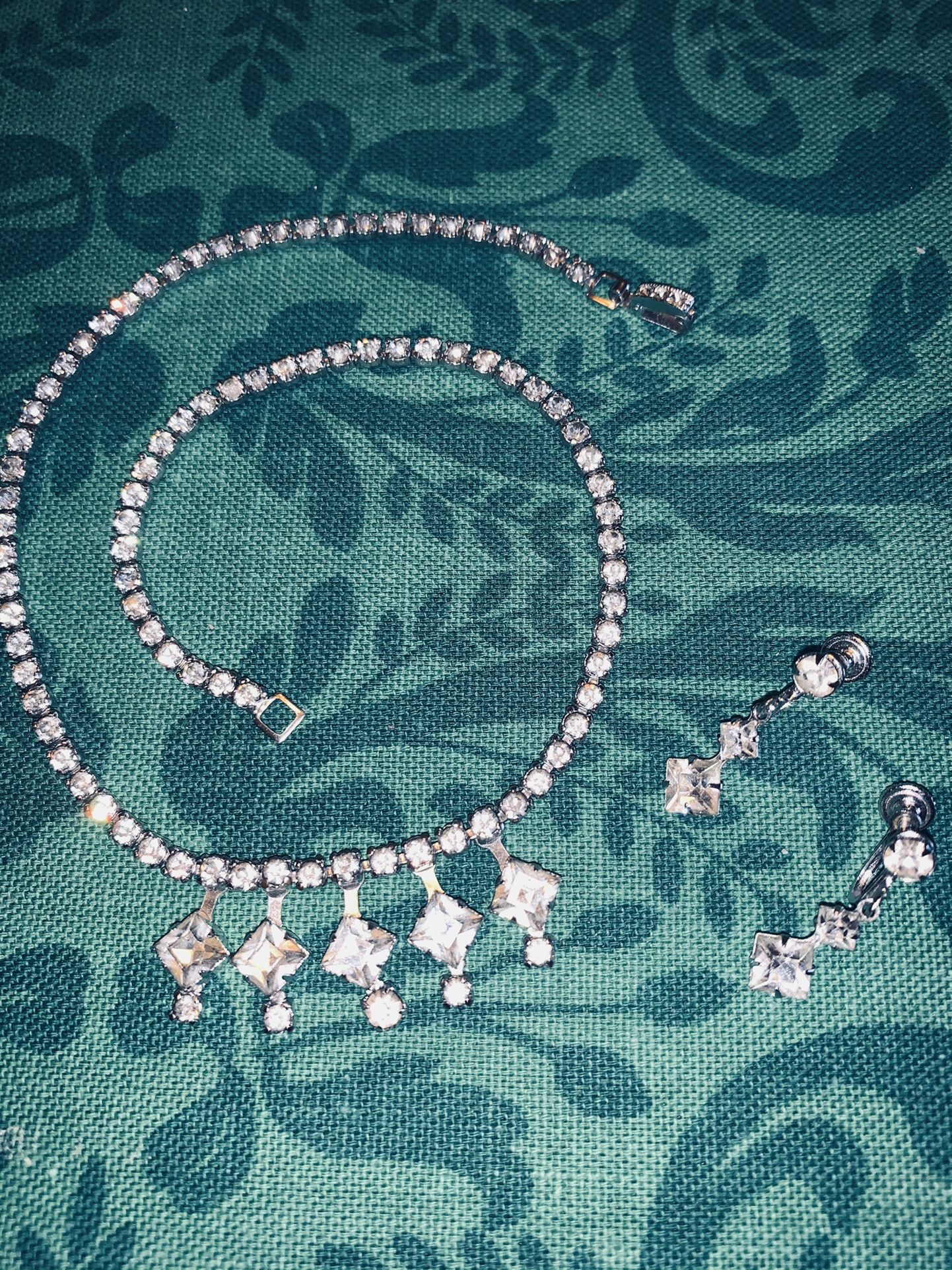 VINTAGE SQUARE CUT RHINESTONE 15” CHOKER w/ MATCHING RHINESTONE SCREW ON EARRINGS & Safety clasp