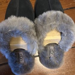 SLIPPERS 
