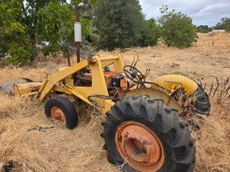 1970S CASE TRACTOR WITH BUCKET