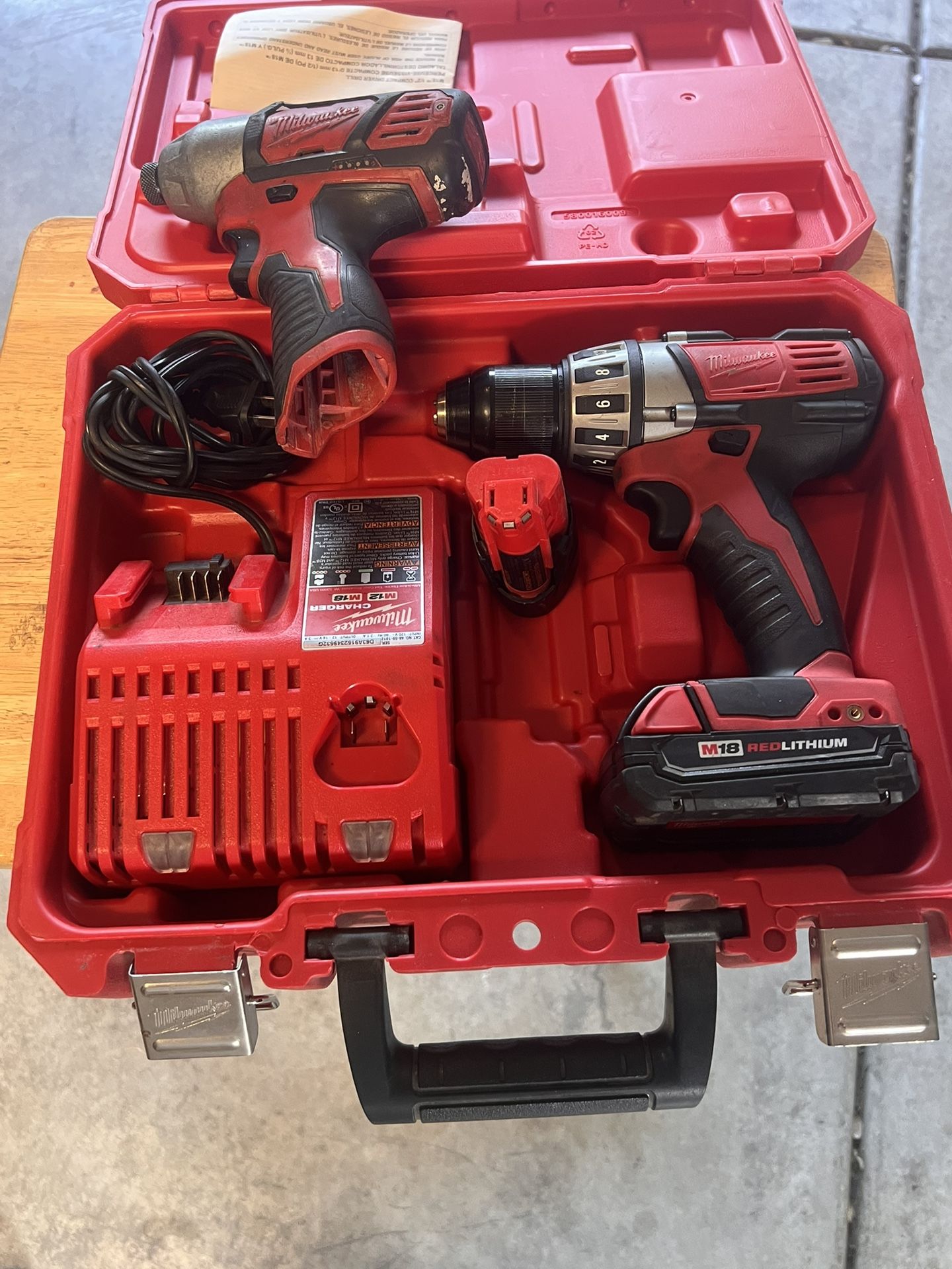 Milwaukee Set Of Drill Whit One Batterie And Charge Incluye Including Little Hammerdrill Whit Battery