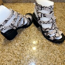 Snaked printed heels