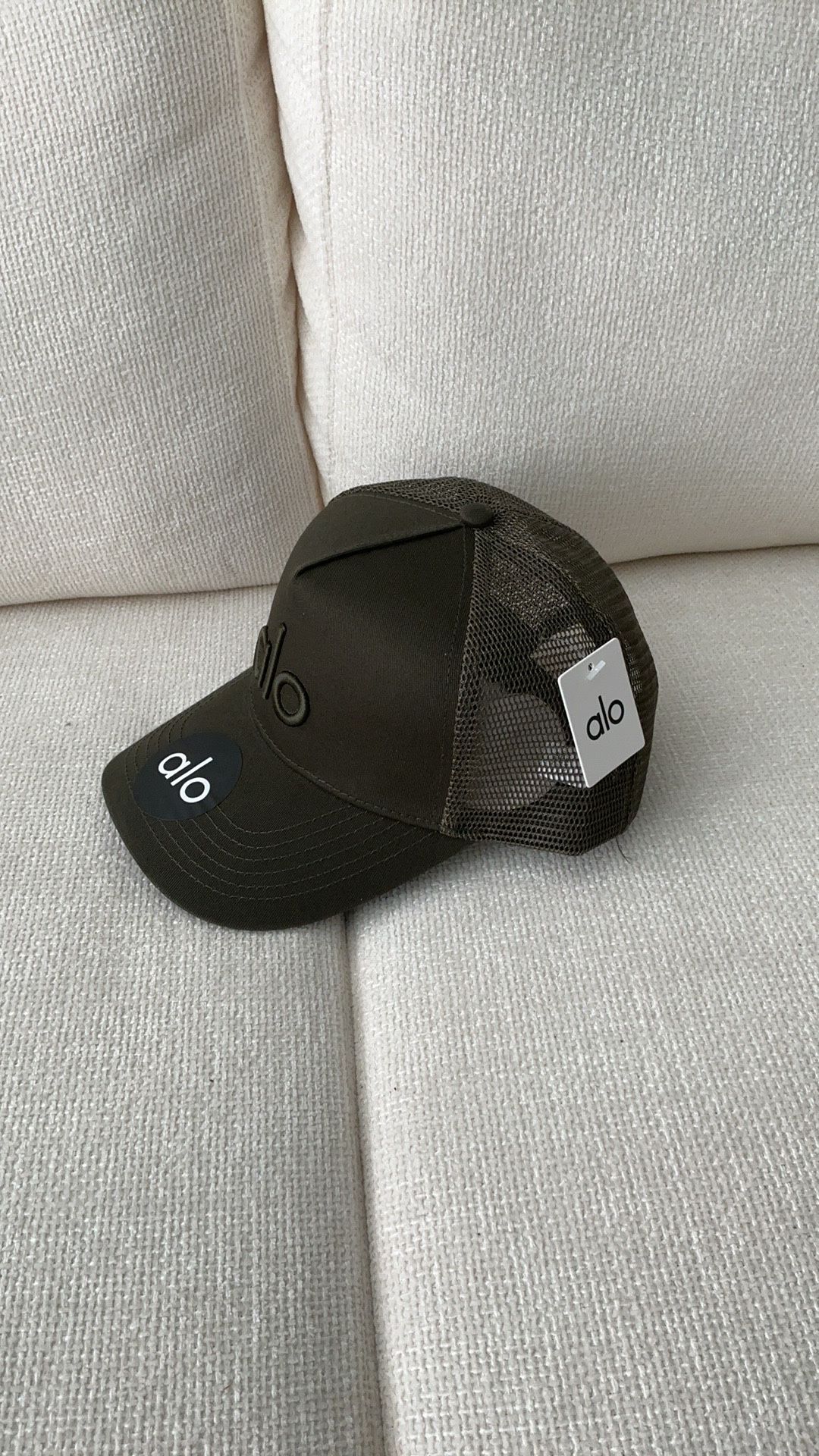 alo yoga TRUCKER HAT "olive"