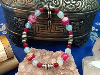 Bracelet of Garnet moonstone and vibrant Agate. Size large