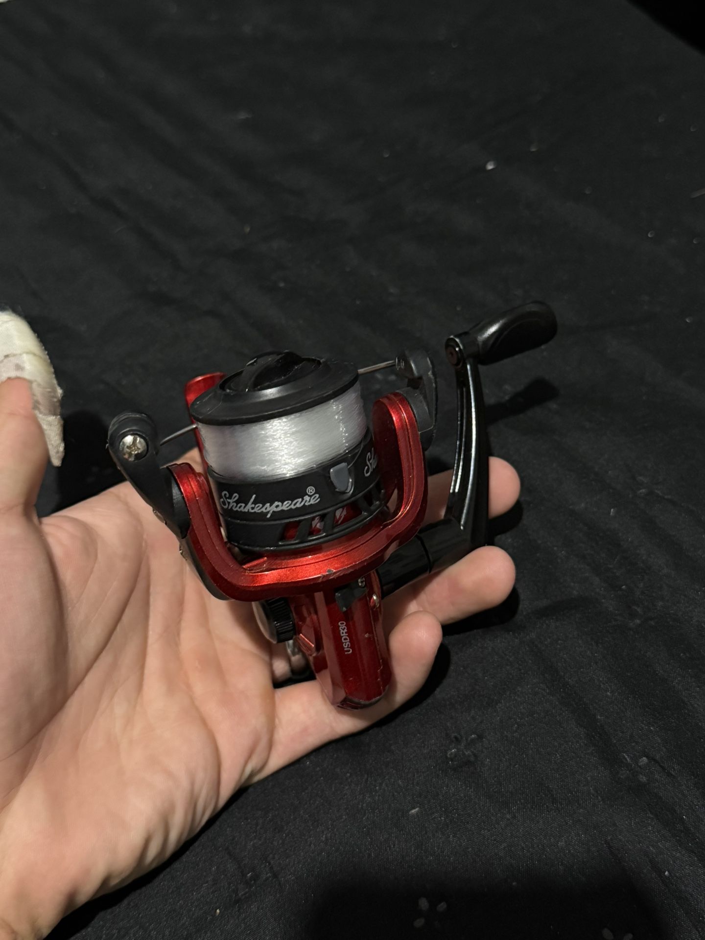 Red fishing reel size 1000 ( no handle )