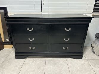 Black Dresser in good condition