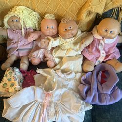 Lot Of Cabbage Patch Kids And Clothes 