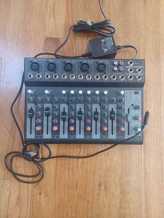 Berenger XENYX 1002C Mic AC/Battery Mixer