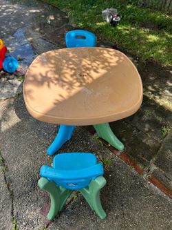 Step2 Table and 2 Chairs/ Excellent Condition